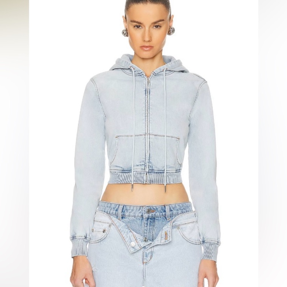 SEROYA EDITH CROPPED DENIM HOODIE. NEW WITHOUT TAGS. MEDIUM. 🩵